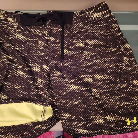 Under Armour blk and lime green lining Men's shorts size 40 loose fit 21" length - Picture 2 of 4